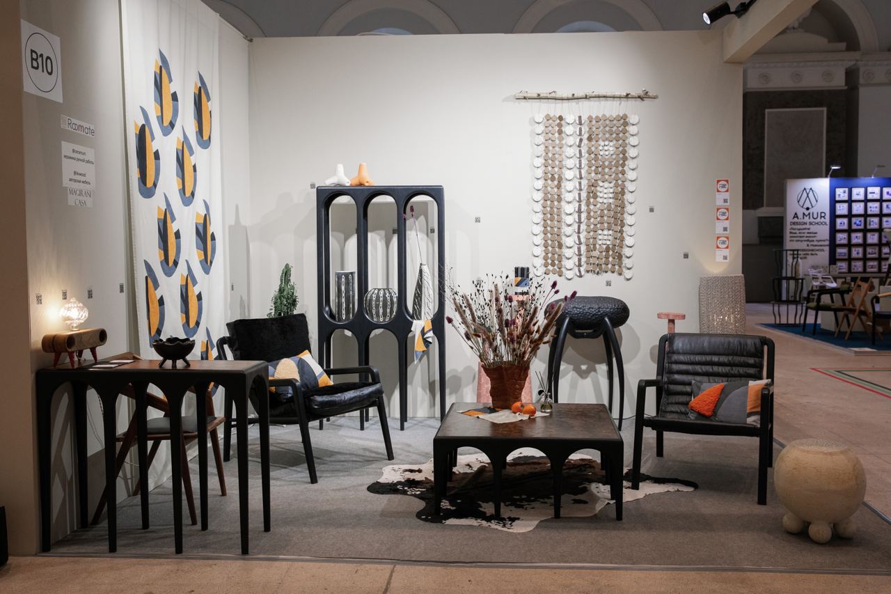  Три бренда: мебель Ikvwood, керамика Ceramum, текстиль Magirani Casa, объединились, чтобы создать оригинальную гостиную: с биокамином, керамическим панно, кожаными креслами, яркой портьерой. 
