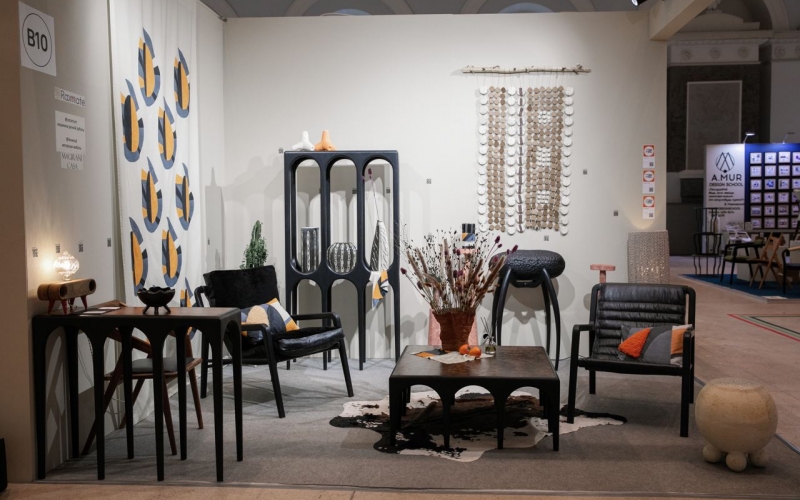  Три бренда: мебель Ikvwood, керамика Ceramum, текстиль Magirani Casa, объединились, чтобы создать оригинальную гостиную: с биокамином, керамическим панно, кожаными креслами, яркой портьерой. 