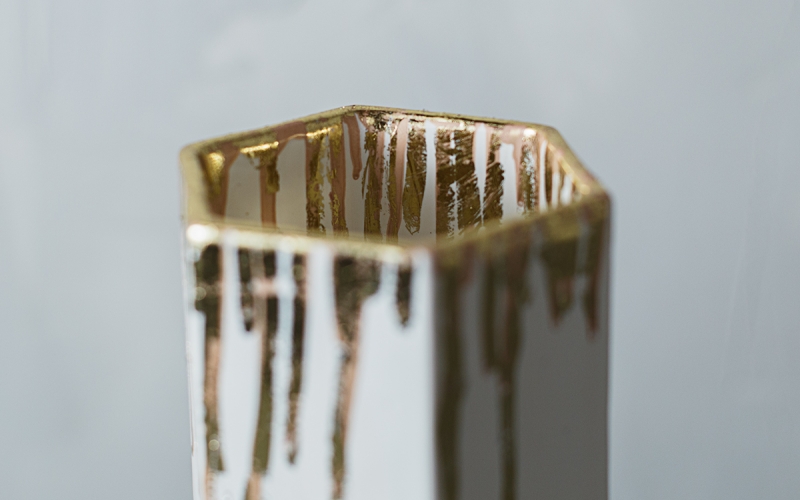 керамическая ваза с золотом в интерьер 