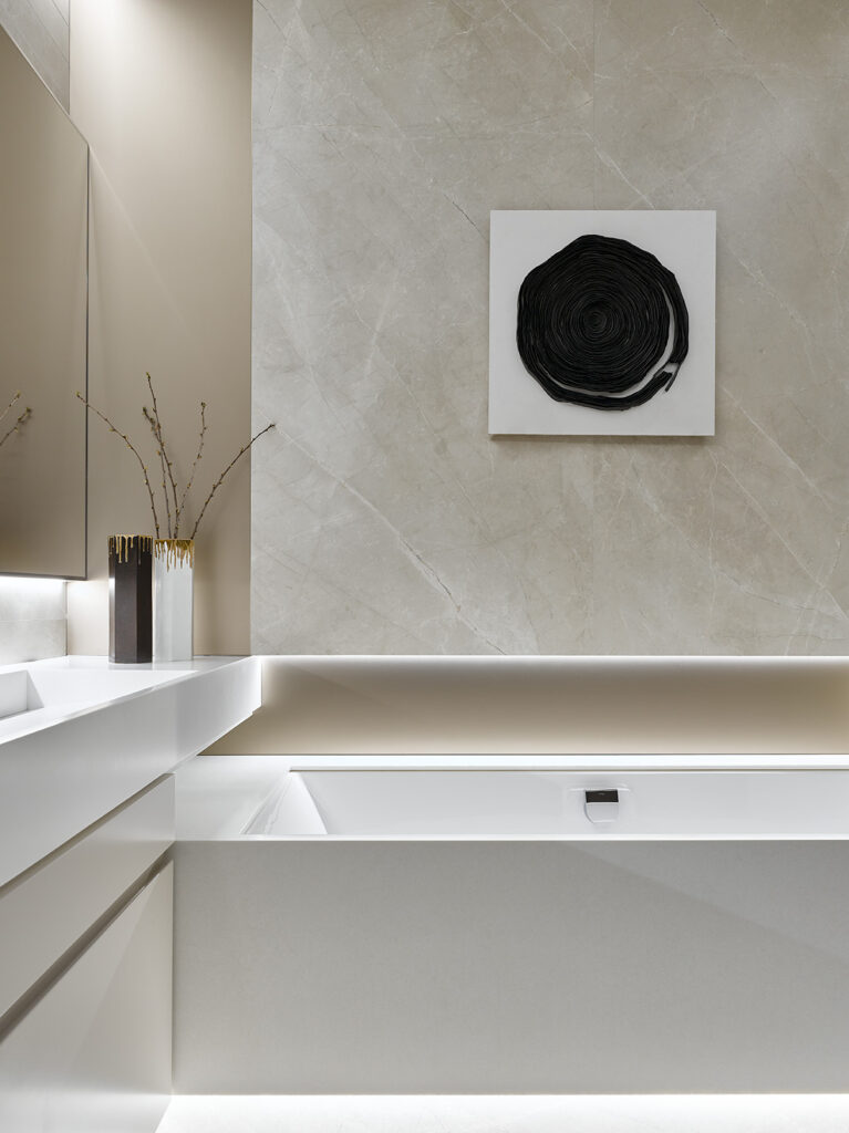 Публикация в журнале Interior+Design: Наталья Белугина: черно-белая квартира с искусством